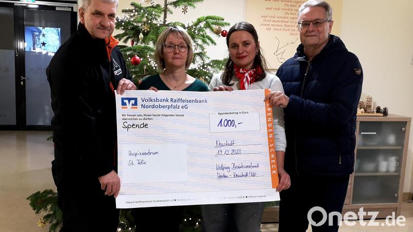 Kolping-Bezirksvorsitzender Roland Hoffmann (links) und Bezirkskassier Rudi Kneidl (rechts) überreichen 1000 Euro an Susanne Wagner (Zweite von links) und Johanna Lakomski. Bild: R. Kreuzer