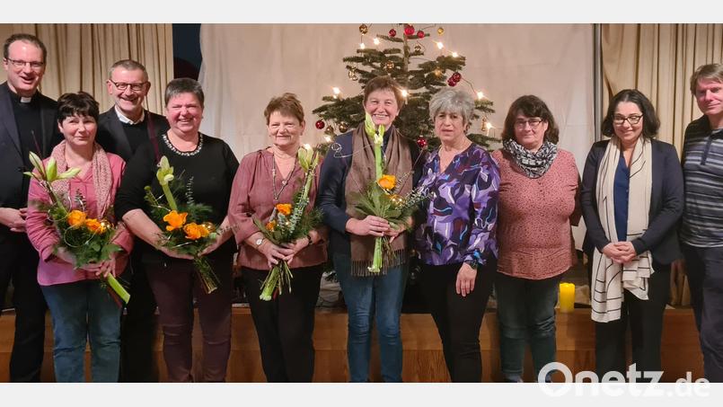 Langjährige Mitarbeiterinnen wurden im Caritas-Alten- und Pflegeheim St. Martin offiziell verabschiedet. Mit im Bild 
Einrichtungsleiter Bernhard Riedl (rechts) und die Verantwortlichen der Abteilungen Pflegedienst und Hauswirtschaftsleitung, Stadtpfarrer Dr. Thomas Vogl (Dritter von rechts) als früherer Chef sowie Vertreter der Caritas mit Domkapitular Michael Dreßel (links). Bild: Kathrin Dietz/exb