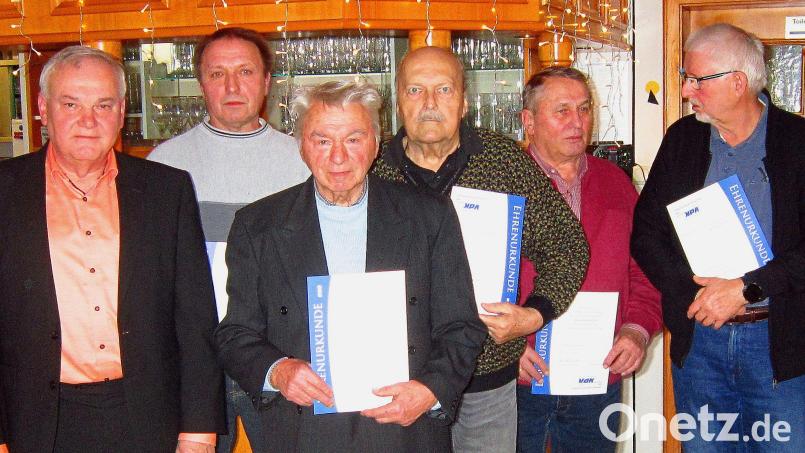 Auch Bürgermeister Günter Kopp (von links) gratulierte den Geehrten Gerhard Prechtl, Georg Schroll, Hans Kreuzer, Joachim Reger und Norbert Stahl. Bild: Gemeinde Kulmain/exb