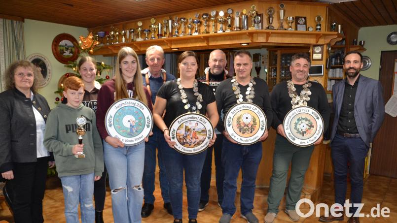 Die Schützengesellschaft Moosbach kürte ihre Könige, Liesl und Nachwuchskönige. Zum Schützenkönig wurde Sandro Stefinger (Zweiter von rechts), als Liesl Theresa Guttenberger (Fünfte von rechts), als Luftpistolenkönig Harald Enslein (Dritter von rechts) und als Schüler/Jugendkönig Beate Kleber (Vierte von links) von Schützenmeisterin Jutta Fuchs (links) ausgerufen. Bürgermeister Armin Bulenda (rechts) dankte den Schützen für ihre Arbeit. Bild: gi