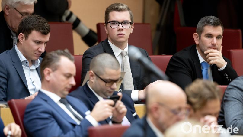 Blick in die AfD-Fraktion im bayerischen Landtag mit ihrem umstrittenen Abgeordneten Daniel Halemba (hinten Mitte). Dem 22-Jährigen wird unter anderem Volksverhetzung vorgeworfen. Archivbild: Sven Hoppe/dpa