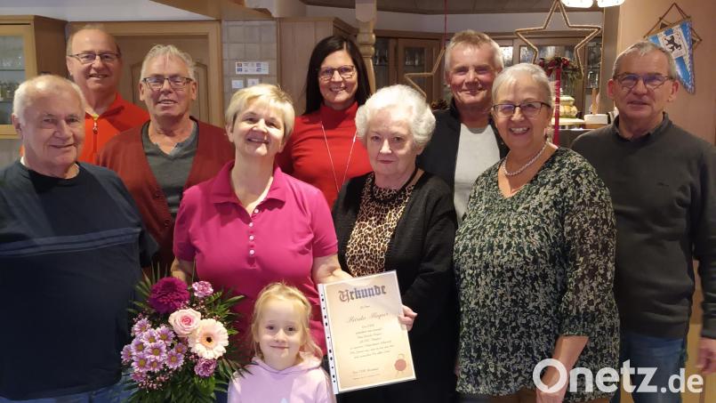 Der Vorstand des VdK-Ortsverbands Schwend freut sich über das 100. Mitglied Karola Högner (mit Blumenstrauß). Bild: Gerda Stollner