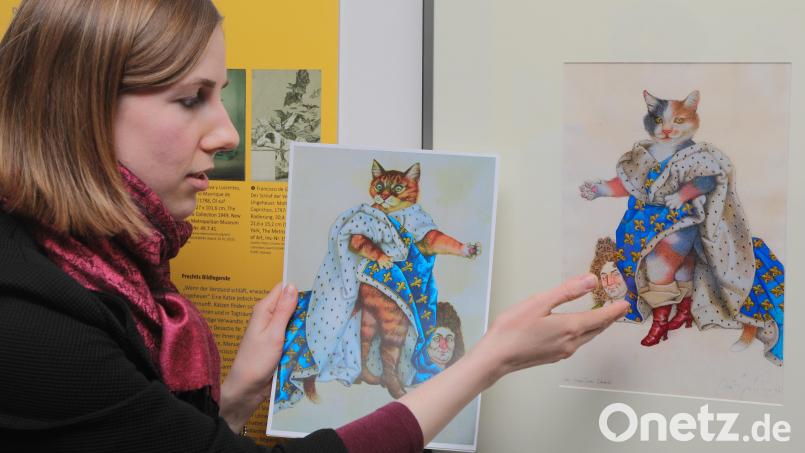 Julia Riß, die Leiterin des Amberger Stadtmuseums, zeigt Michael Mathias Prechtls &quot;Meisterkater&quot; (rechts) und einen früheren Entwurf. Bild: Wolfgang Steinbacher