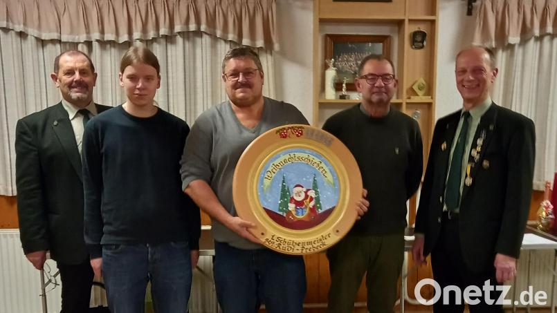 Nach der Preisverteilung: Schützenmeister Uli Götz, Andreas Geiger, Thomas Ries, Norman Paumer und Schießleiter Werner Irlbeck (von links) Bild: Biersack/exb