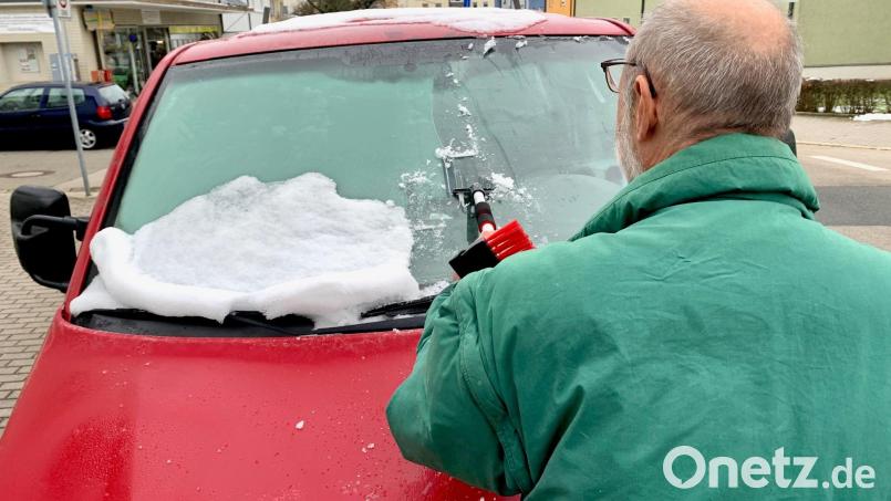 Mit Besen und Eiskratzer: Ein Autofahrer in Weiden befreit seine Autoscheibe von Schnee und Eis. Der Motor sollte dabei auf keinen Fall an sein, der Umwelt zuliebe. Bild: Gabi Schönberger