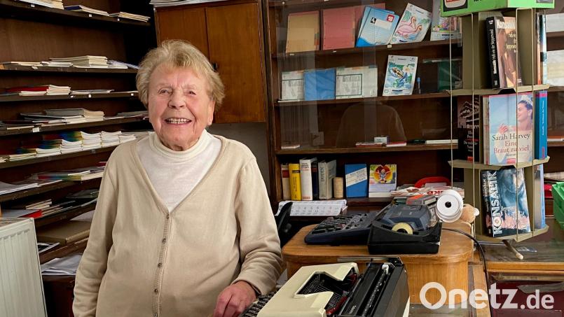 Ida Sobiegalla in ihrem Schreibwaren- und Büchergeschäft am Oberen Markt: So kannte man sie in Nabburg. Archivbild: Völkl