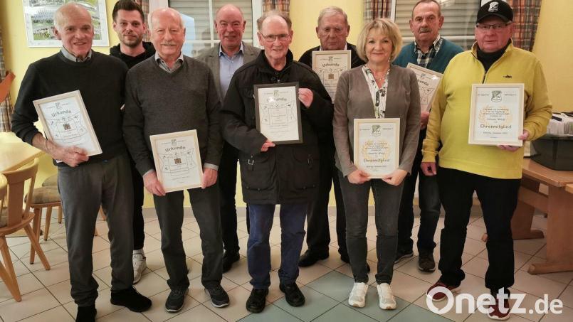 Die Geehrten (von links): Johann Meier (60 Jahre), Dominik Hösl (25 Jahre), Siegfried Fertsch (60 Jahre), Roland Strehl (Bürgermeister), Erhard Ruhmannseder (50 Jahre), Rudolf Espach (60 Jahre), Annette Weigl (Ehrenmitglied), Josef Meier (60 Jahre), Johann Weigl (Ehrenmitglied). Bild: Anja Belmer/exb