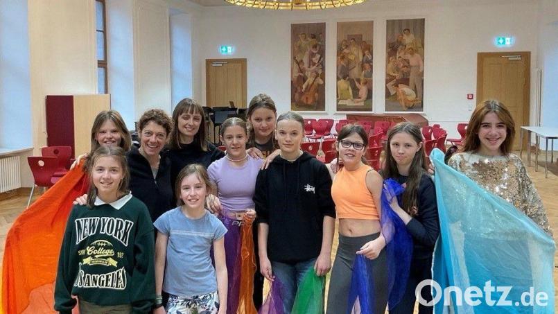 Schülerinnen der Musicalklasse 6 des Max-Reger-Gymnasiums mit der Tänzerin und Choreographin Nadine Gerspacher (Dritte von links) und Tanztherapeutin Bianca Kruppa (Vierte von links). Bild: MRG/Kober