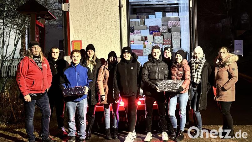 Sven Weber (von links), Tobias Veigl, Manuel Bothner, Sabrina Scherm, Maria Merkel, Esther Popp, Lucas Serfling, Tim Veigl, Lea Serfling, Stefanie Popp und Celina Klose kümmerten sich um die abgegebenen Päckchen. Bild: whü/exb