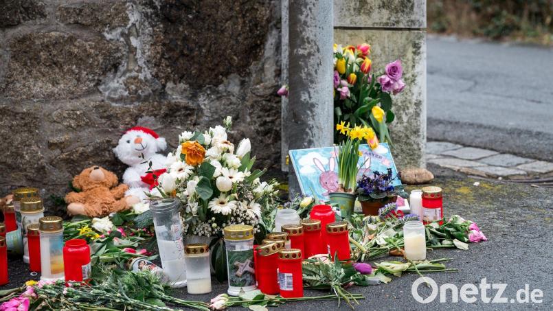 Kerzen und Blumen an einer Mauer vor dem Kinder- und Jugendhilfezentrum in Wunsiedel, in dem die Zehnjährige tot aufgefunden wurde. Im Februar beginnt der Prozess gegen den 25-jährigen Verdächtigen. Archivbild: Daniel Vogl/dpa