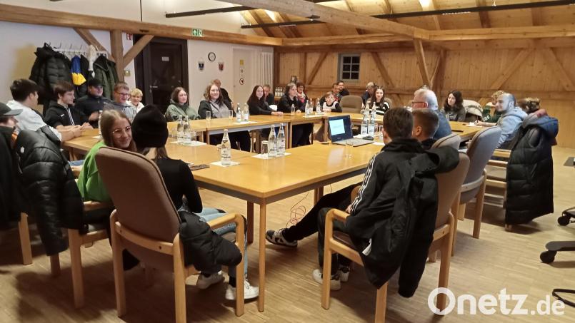 Bürgermeister Max Bindl und Jugendbeauftragter Manuel Ernst freuten sich, dass zur Konnersreuther Jungbürgerversammlung viele junge Leute kamen und zahlreiche Anliegen vorbrachten. Bild: Markt Konnersreuth/exb