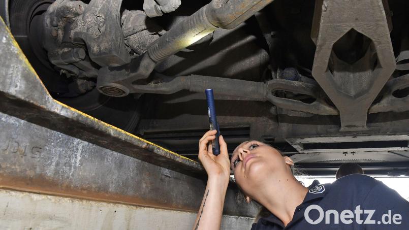 Autofahrerinnen und -fahrer sollten einen fälligen Tüv-Termin keinesfalls überziehen. Symbolbild: Petra Hartl