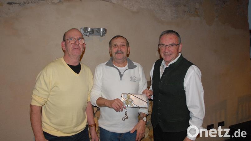 Die beiden Vorsitzenden Bernhard Tischler und Karl Bauer (rechts) ehren Raimund Scherer für sein außergewöhnliches Engagement. Bild: pop