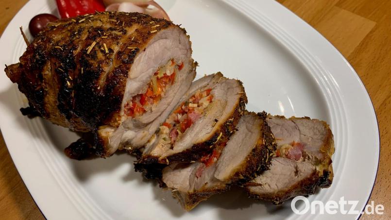 Mit einer Paste aus Paprika, Rosmarin, Knoblauch und Öl wird der Spießbraten eingerieben bevor er in den Ofen kommt. Als Beilage schmeckt zu dem Gericht Kartoffelsalat. Bild: Michael Schiffer