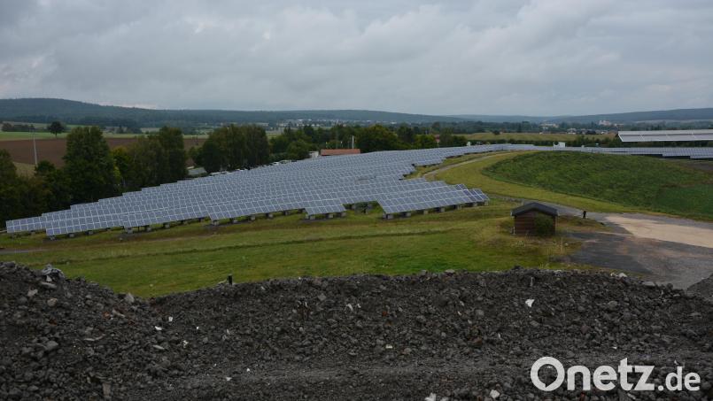 Erneut ging es im Marktrat Konnersreuth um das Thema Photovoltaik auf Freiflächen. Im Bild eine der Anlagen auf dem Gelände der Deponie Steinmühle. Archivbild: jr