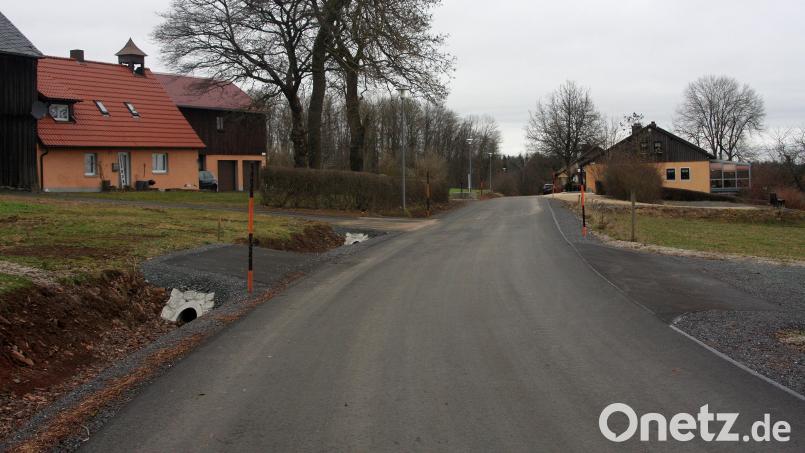 Weil sich die Telekom für eine alternative Trassenführung der Leitung entschieden hat, bleibt dem neuen Herzogöder Ringweg (Bild) und dem Dorf eine Baustelle erspart. Bild: wro