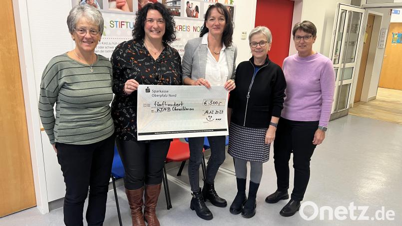 Der Frauenbund Oberwildenau unterstützt den Bunten Kreis Nordoberpfalz mit 500 Euro . Bild: Kliniken Nordoberpfalz/exb