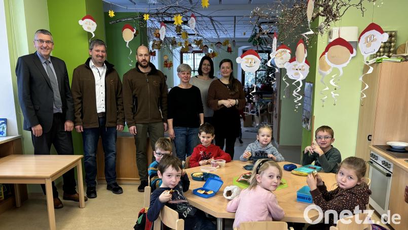 Die Möbelschreinerei Philipp sponserte dem Kinderhaus „Dorfpiraten“ einen ihrer Aktionstische. Im Bild: (hinten, von links) Bürgermeister Franz Schöner, Außendienstmitarbeiter Stefan Lorenz, Juniorchef Roman Koska, Kinderhausleiterin Ilona Kilian sowie die Mitarbeiterinnen Michaela Völkl und Susanne Zoller. Bild: Franz Schöner/exb