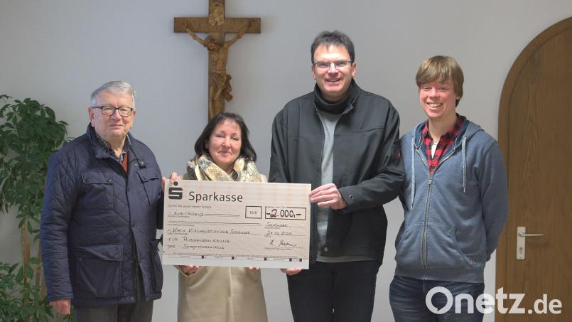 Der Vorsitzende des Fördervereins und Kirchenmusiker Hubert Reimer und zweite Vorsitzende Marianne Hanamann übergeben den Spendenscheck an Stadtpfarrer Wolfgang Dietz und Gemeindereferent Christian Glaser (von links). Bild: Janik Hammerer/exb