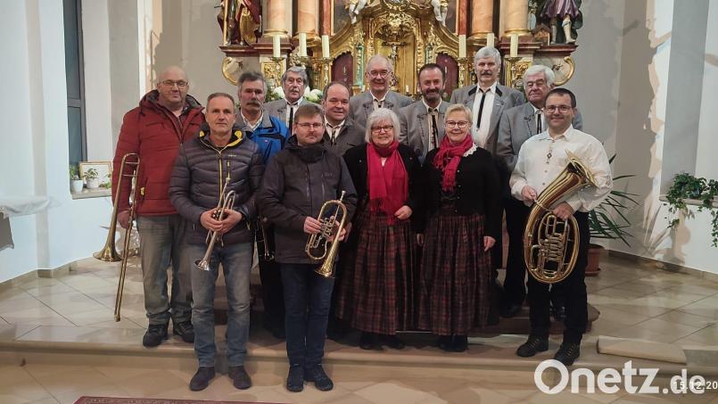 Der Posaunenchor aus Speichersdorf (links), der Männergesang aus Kastl (hinten) und die Kemnather Sängerinnen (vorne rechts) luden zu einem Adventssingen nach Burkhardsreuth ein. Bild: Linde Wick/exb