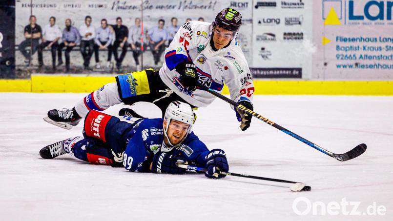 Tyler Ward (unten, Szene aus der Partie gegen Deggendorf) und die Blue Devils Weiden fischten sich am Donnerstagabend drei weitere Punkte bei den Passau Black Hawks. Archivbild: Werner Moller