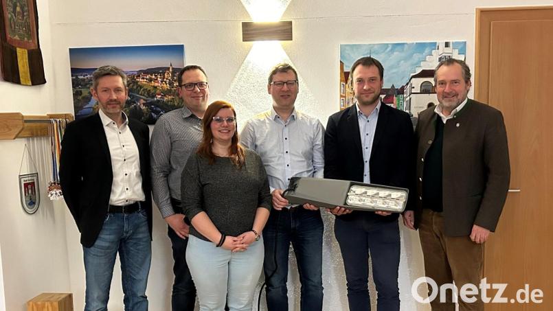 Vertreter von Stadt und Bayernwerk freuen sich gemeinsam über die erfolgreiche Umrüstung der Straßenbeleuchtung in Nabburg auf LED-Leuchten (Bild). Bild: Marko Pammer/exb