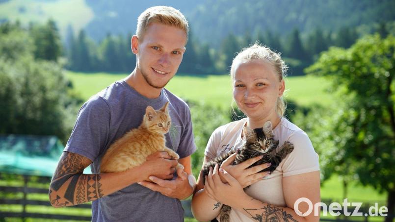 Schafzüchter Hannes (23) und Kinderpflegerin Jenny (21) während ihrer gemeinsamen Hofwoche bei der Sendung &quot;Bauer sucht Frau&quot;. Die junge Frau stammt aus Ammerthal im Landkreis Amberg-Sulzbach und ist am Dienstag, 19. Dezember, um 20.15 Uhr auf RTL zu sehen. Bild: RTL/Stefan Gregorowius