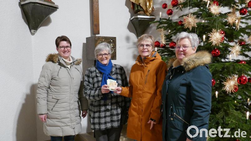 Die Spendenübergabe mit (von links) Rosemarie Ernst, Dr. Annemarie Schraml, Gabi Werner und Dagmar Müller. Bild: Seelsorgerat Steinmühle/exb
