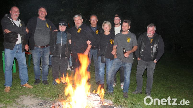 Beliebt und gut besucht sind die Rock-Abende der „Mopedgäng Bisons“ aus Herrmannsreuth, die im Garten von Helmut Wettinger veranstaltet werden. Bild: kro