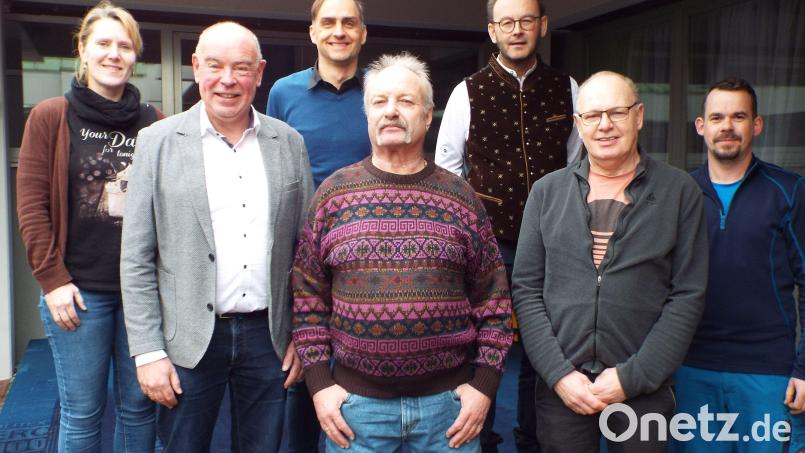 Bei der Ehrung und der Verabschiedung dabei waren Peggy Kunstmann (von links), Roland Strehl, Alexander Greiner, Josef Knorr, Wolfgang Roggenhofer, Helmut Schlosser und Michael Reindl. Bild: e
