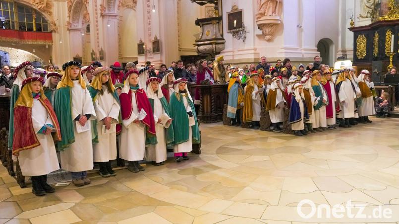 Sternsinger aus der ganzen Oberpfalz versammeln sich in Waldsassen, um von dort in ihre Pfarreien auszuschwärmen. Bild: Gube, Marina