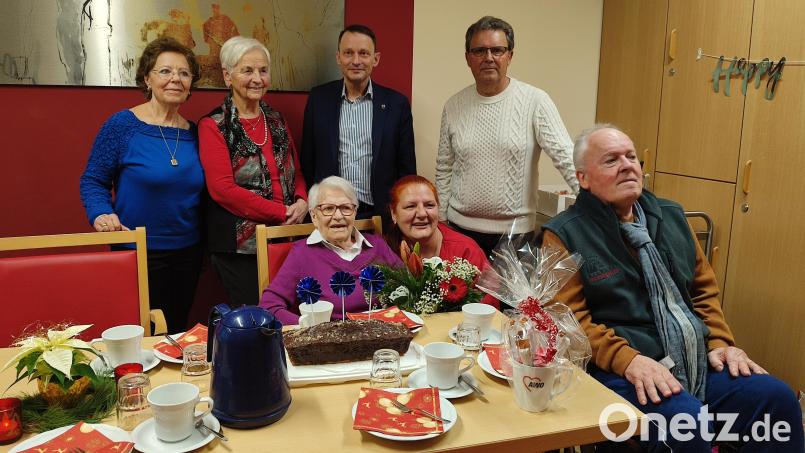 Gregoria Garcia Alonso (sitzend ganz links) feiert ihren 100. Geburtstag im Frenz-Zebisch-Seniorenheim in Weiden. Oberbürgermeister Jens Meyer (stehend Zweiter von rechts) gratuliert. Bild: exb