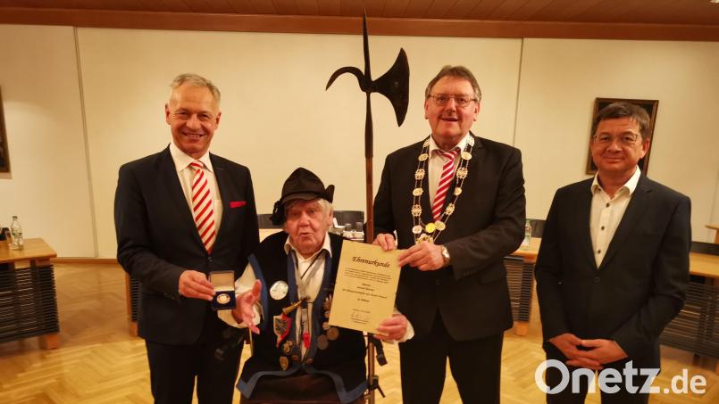 Zweiter Bürgermeister Thorsten Grädler, Erster Bürgermeister Hans-Martin Schertl und Dritter Bürgermeister Markus Graf (hinten, von links) überreichen an den Nachtwächter Tschung alias Josef Eierer die Bürgermedaille in Silber der Stadt Vilseck. Bild: Stefanie Gradl