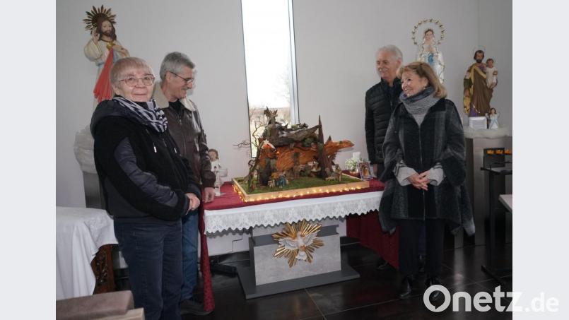 Lisa und Franz Fichtl (von links) übergeben zusammen mit Hildegard Striegl-Zell (rechts) die neue Wurzelkrippe mit Figuren an Reinhold Bäumler für die kleine Kapelle &quot;Salve Regina&quot; am Waldthurner Badeweiher. Bild: fvo