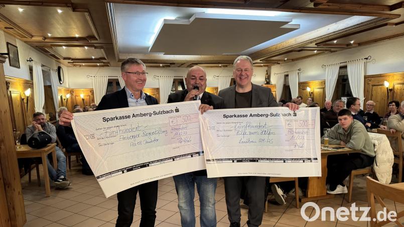 Schiedsrichter-Obmann Thomas Gebele (Mitte) überreichten die Spenden. Bild: gel