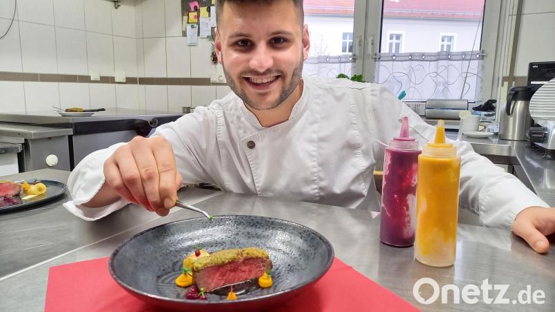 Mit einer Pinzette dekoriert Bayerns jüngster Küchenmeister, Tobias Gillitzer aus Niedermurach die Püree-Tupfe zum Rinderfilet mit Kräuterkruste. Schließlich soll auch die Optik stimmen. Bild: bl