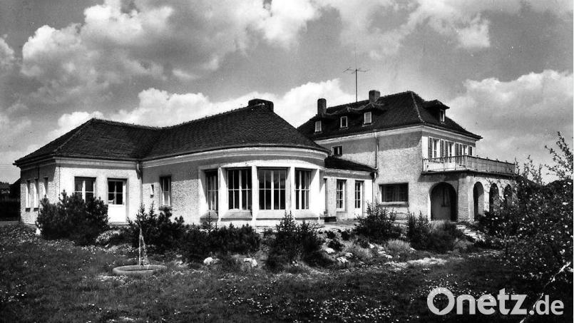 Seit 2001 ist das ehemalige Entbindungsheim an der Stegwiesenstraße im Besitz des BRK-Kreisverbandes und beherbergt den Rettungsdienst, die BRK-Bereitschaft, das Jugendrotkreuz und die Wasserwacht. Errichtet wurde das markante und architektonisch herausragende Anwesen ursprünglich als Arzt-Villa im Jahr 1951. Bild: Stadtarchiv Waldsassen/exb