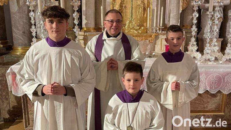 Lukas Seidl (vorne) wurde in die Schar der Ministranten aufgenommen. Darüber freuen sich Pfarrer Markus Bruckner (hinten) und die Messdiener. Bild: bkr/exb