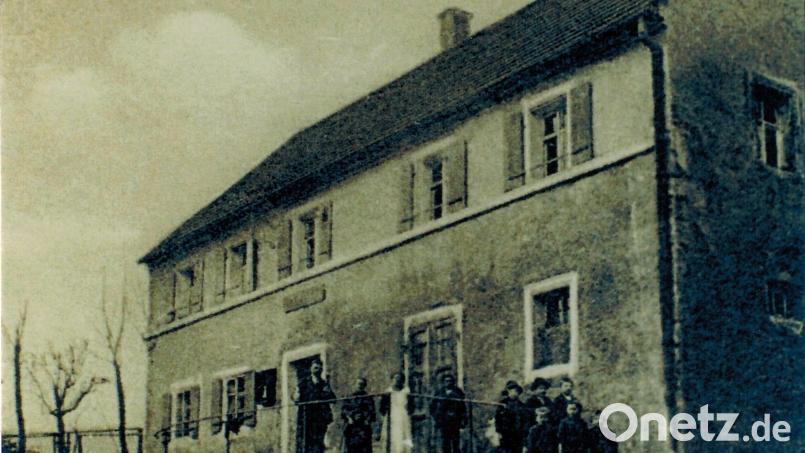 Die älteste erhaltene Fotografie des Gasthauses Veigl aus den Jahren vor 1919 stammt aus einer Ansichtskarte im Privatarchiv von Werner Veigl. Stolz präsentiert sich die ganze Wirtsfamilie mit (von links) Wirt Johann Veigl (1868 bis 1919), Ehefrau Margareta (1880 bis 1970) und Josef Veigl (1902 bis 1943, Vierter von links) mit weiteren Kindern der Familie. Bild: Archiv Werner Veigl/exb