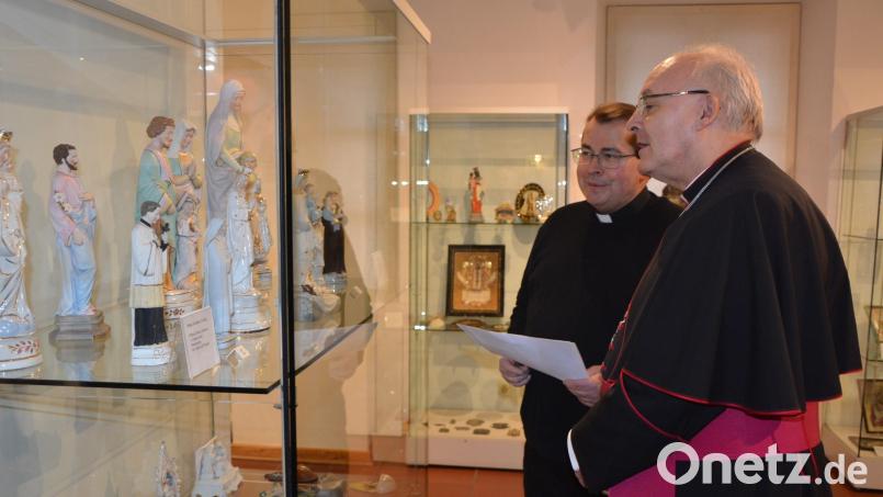 Pfarrer Klaus Hausmann (links) führte Bischof Rudolf Voderholzer durch die Sonderausstellung in Waldsassen mit sakralen Gegenständen, die er in den vergangenen Jahrzehnten gesammelt hat. Bild: jr