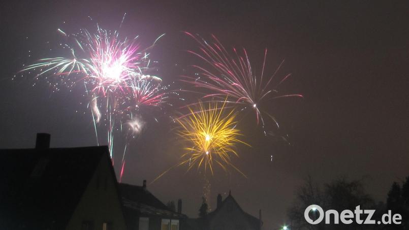 Ist das Feuerwerk an Silvester noch zeitgemäß? Während es für viele Tradition ist, fordern andere ein Verbot von Raketen und Böllern zu Neujahr. Die Gründe hierfür sind vielfältig. In Weiden sieht man derzeit noch keinen Handlungsbedarf. Archivbild: Hans Kayser