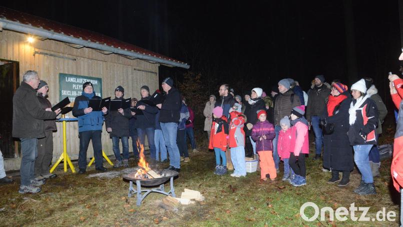 Mit Musikbeiträgen und Geschichten feiert der Schiclub Pleystein eine stimmungsvolle Waldweihnacht. Bild: bey