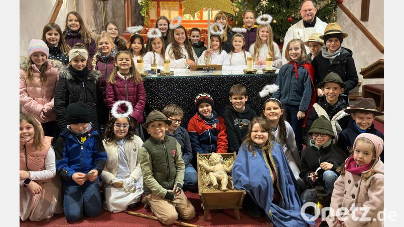 Die Mitwirkenden der Kinderchristmette mit Pfarrer Heribert Stretz. Bild: Pfarrei Kastl bei Kemnath/exb