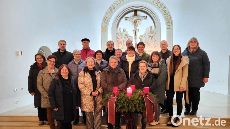 Caritas-Vorstand Martin Kneidl (hintere Reihe, Erster von links), Pfarrer Martin Besold und Pfarrer Manuel Sauer (hintere Reihe, Dritter und Vierter von links) zeichneten die neuen Ehrenamtlichen aus, die ab sofort Menschen am Lebensende begleiten. Bild: Gabi Schicker/exb