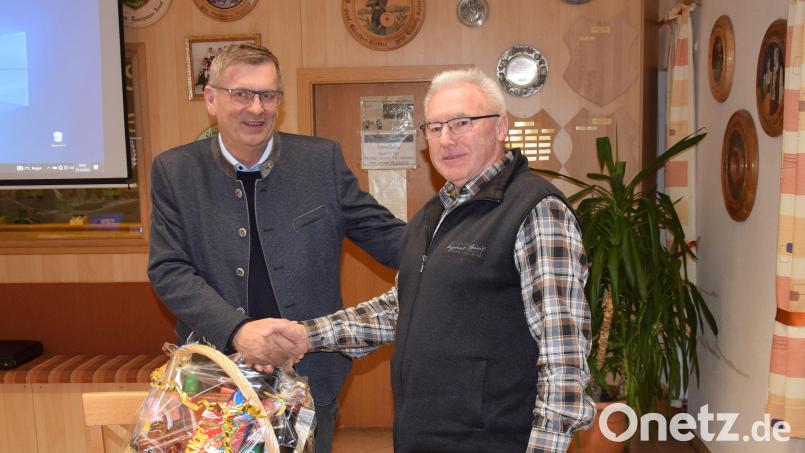 Nach 15 Jahre Tätigkeit als Marktgemeinderat in Schmidmühlen wurde Georg Koller (rechts) aus dem Gremium von Bürgermeister Peter Braun bei der Jahresschluss-Sitzung verabschiedet. Bild: bö