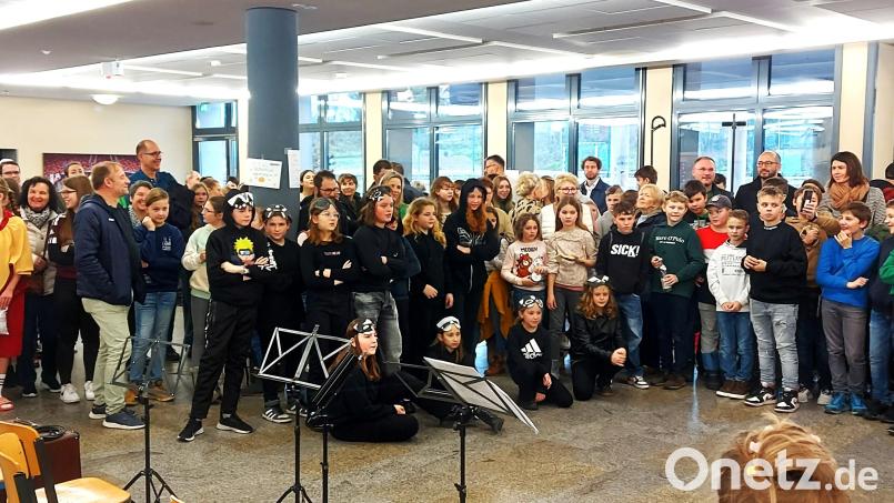 Umringt von den Zuschauern brachte die Theater-AG am Ortenburg-Gymnasium in einer Kunstaktion ihre Sehnsucht nach dem Frieden zum Ausdruck. Bild: Georg Lang/exb.