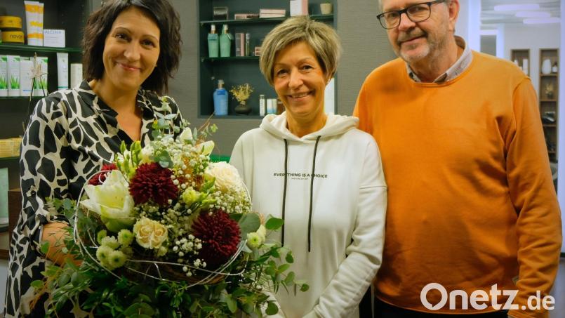 Durch Inhaberin Nicole Leber (links) wurde Silvia Seifert nach fünfzig Berufsjahren im Friseurgeschaft Paa in den Ruhestand verabschiedet. Rechts Ehemann Helmut Seifert. Bild: mab