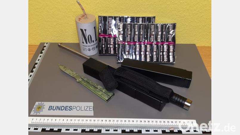 Ein 20-jähriger Deutscher deckte sich neben illegalen Böllern (No. 1 ist einer der größten und stärksten Kracher überhaupt) noch mit einem Butterflymesser und zwei Teleskopschlagstöcken ein. Bei Waldsassen ziehen ihn Bundespolizeifahnder aus dem Verkehr. Bild: Bundespolizeiinspektion Waidhaus