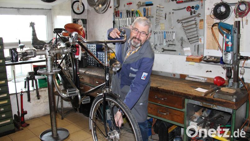 Selbst die "Gazelle", ein Marken-Hollandrad, ist Norbert Neumann bei seinen Reperaturarbeiten in der Werkstatt von Fahrrad Fritsch am Stadtplatz nicht fremd gewesen. Mit ihm geht eine handwerkliche Institution in den Ruhestand. Bild: prh