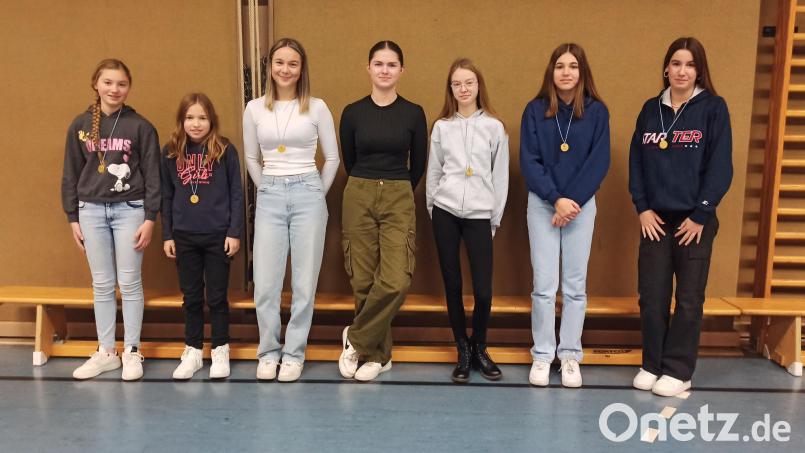 Die Mädchenmannschaft der Realschule am Tor zur Oberpfalz mit (von links) Lilly Busch, Kathrin Lorenz, Selina Dötterl, Ida Stiewing, Lena Knott und Paula Morgado. Bild: Peter Kraus/exb